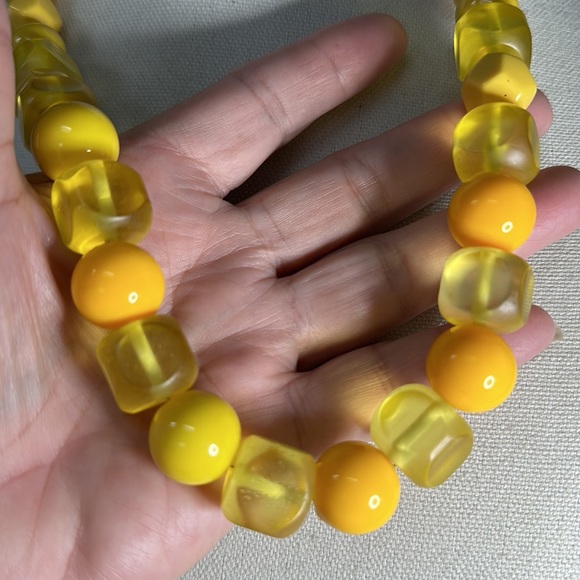 Funky yellow bead statement necklace - Picture 6 of 6